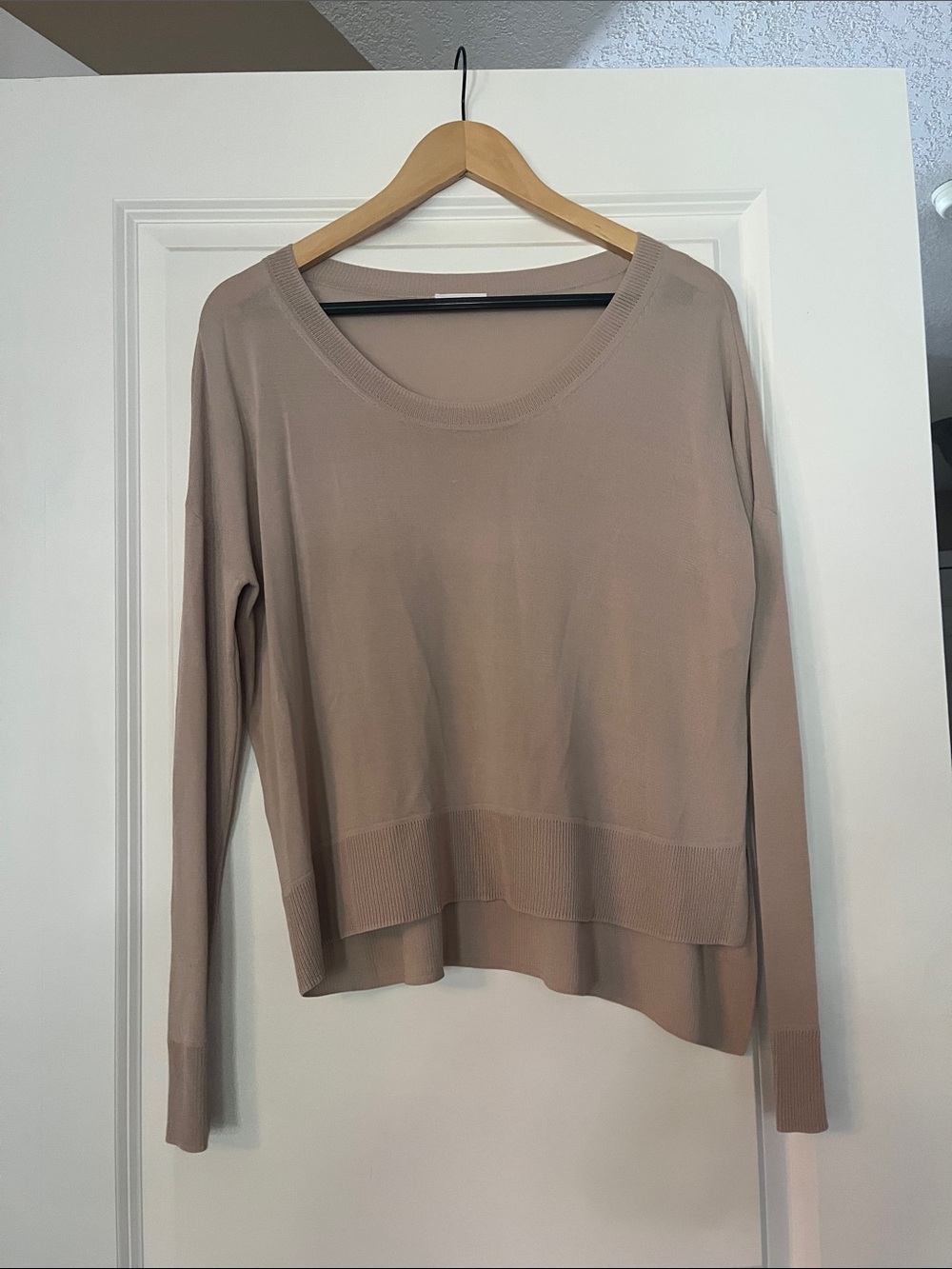 Aritzia Women’s Long Sleeve Scoop Neck Top - Taupe